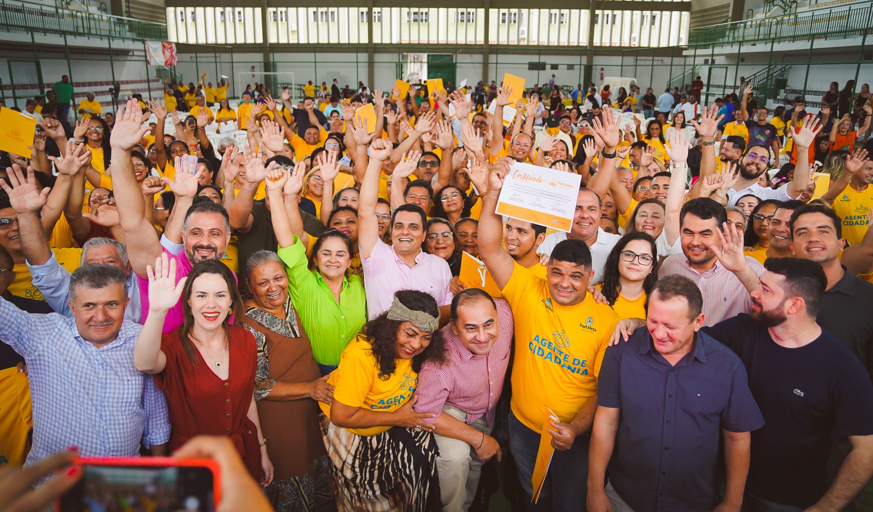 grupo de pessoas posa para a foto